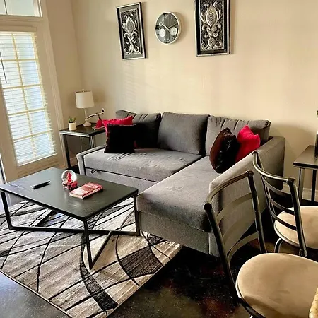 Luxe Lavish W/ Pool Apartment